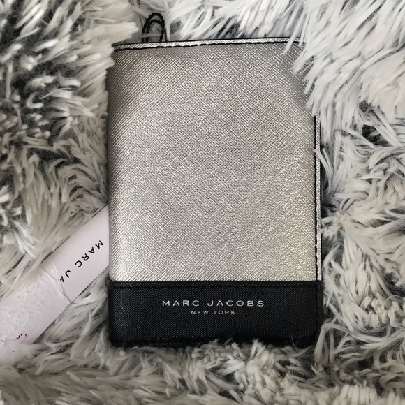 Marc Jacobs Handbags - NWT Marc Jacobs Bifold Metallic Passport Wallet